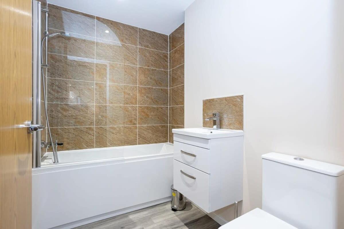 Lovely 1 Bedroom Apartment In Манчестер Экстерьер фото