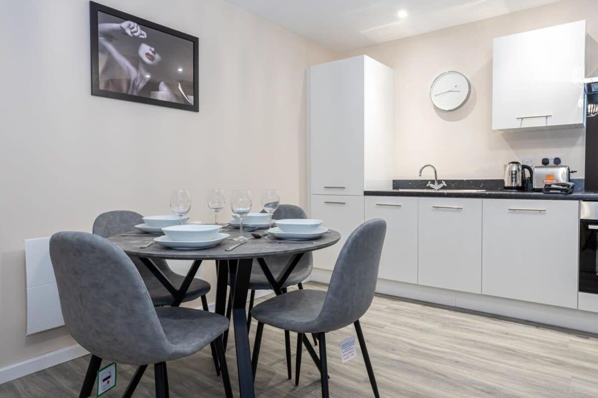Lovely 1 Bedroom Apartment In Манчестер Экстерьер фото