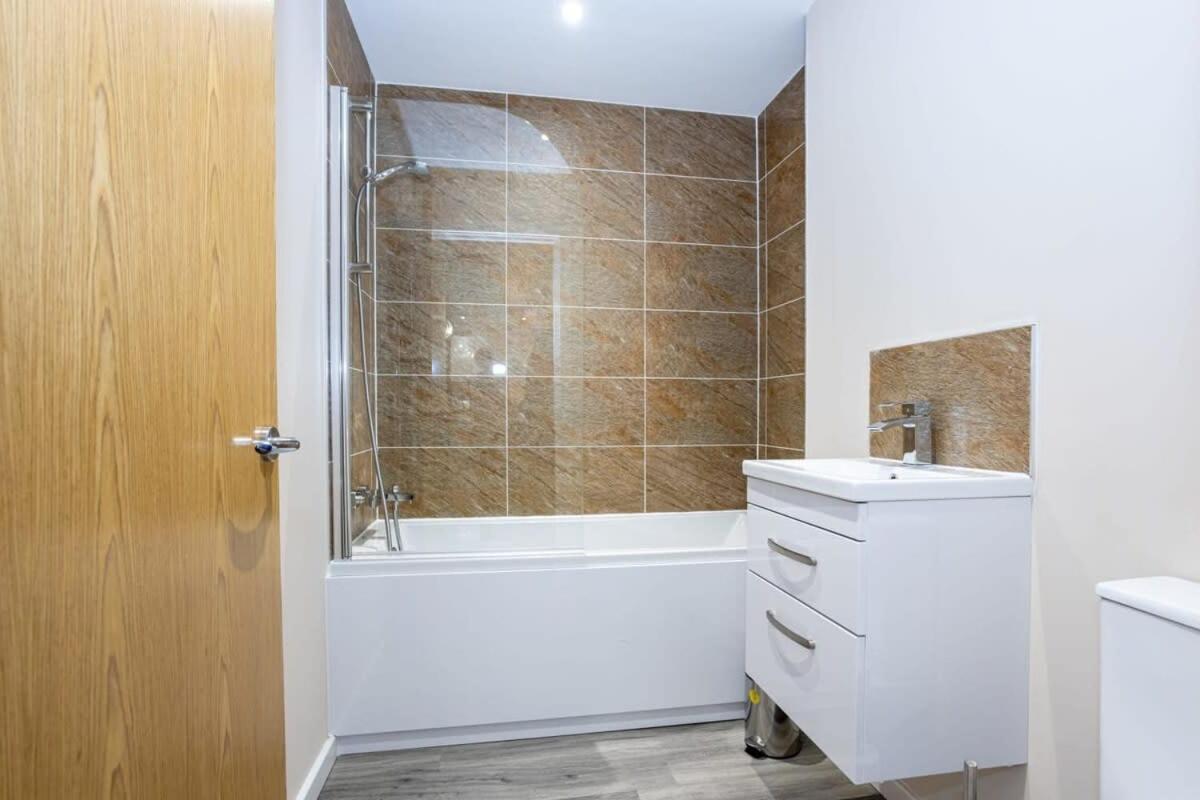 Lovely 1 Bedroom Apartment In Манчестер Экстерьер фото